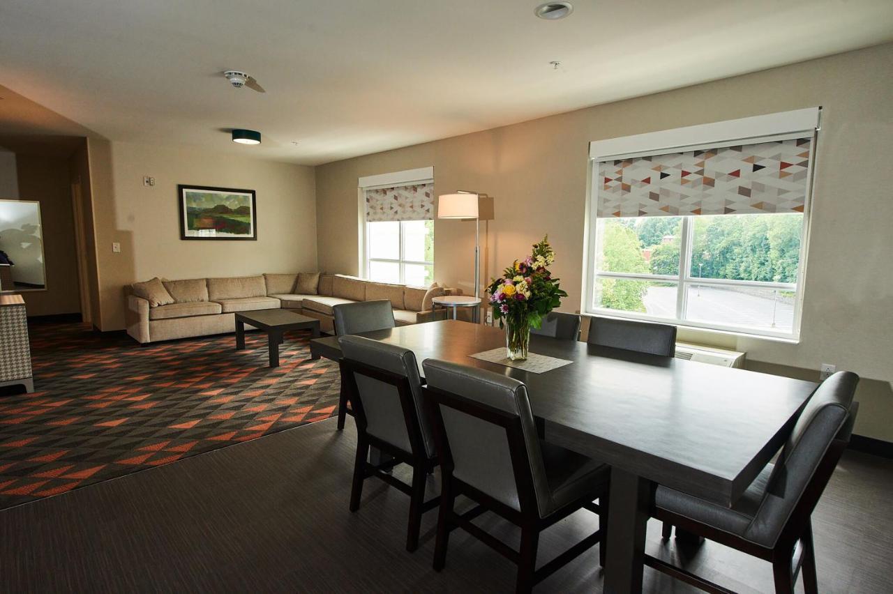 Holiday Inn & Suites Philadelphia W - Drexel Hill By Ihg Exterior foto